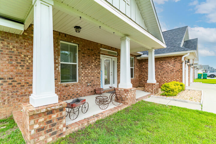 Property Photo: 6101 Walk Along Way FL 32536