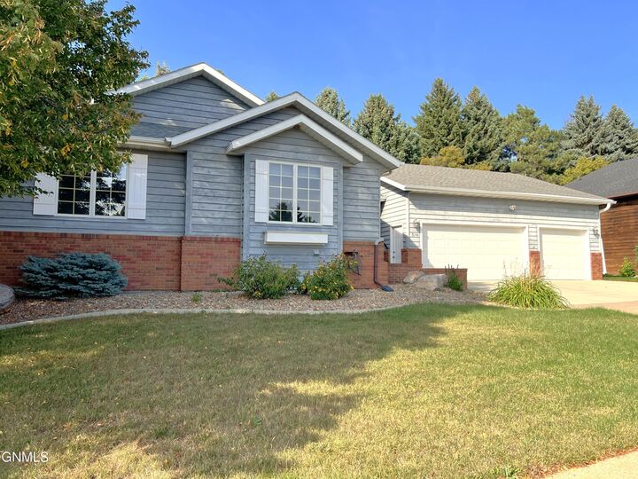 Property Photo:  314 Aspen Avenue  ND 58503 