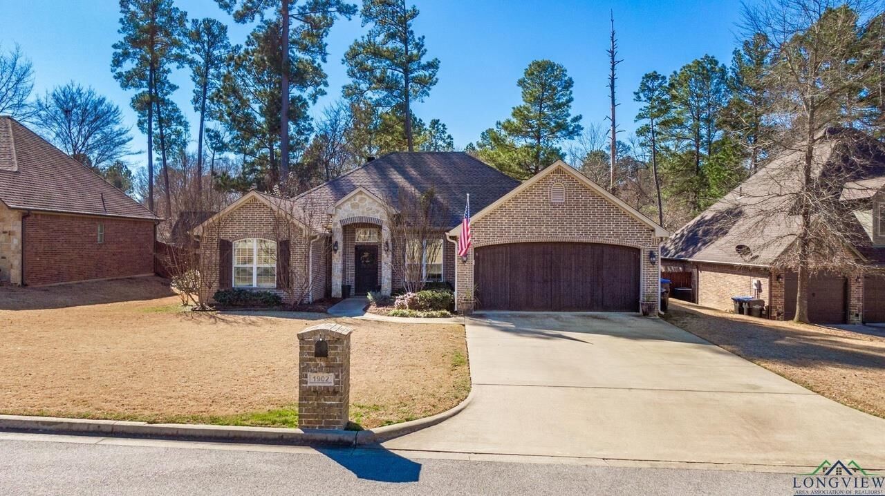 Property Photo: 1902 Oak Knoll TX 75605