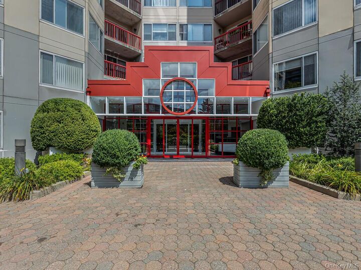 Property Photo:  10 Stewart Place 6fe  NY 10603 