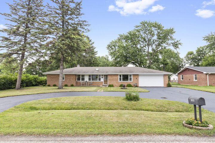 Property Photo:  203 Coldren Drive  IL 60070 