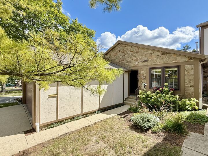 Property Photo:  1118 Oakview Drive  IL 60187 