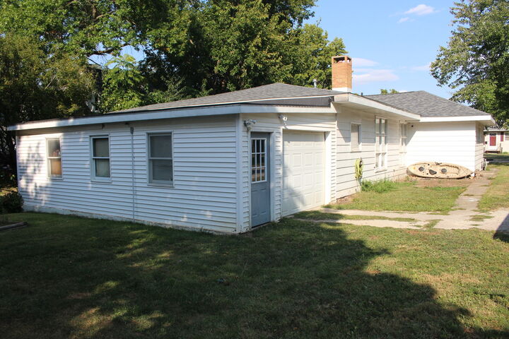 Property Photo: 727 N Grant Street IL 61727
