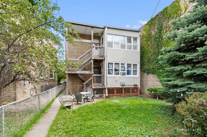 Property Photo: 6738 N Rockwell Street 2 IL 60645