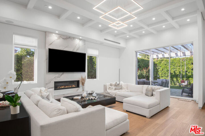 4664 Lemona Avenue  Sherman Oaks CA 91403 photo