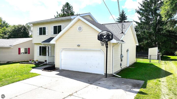 Property Photo: 807 Whitney Street MI 48858