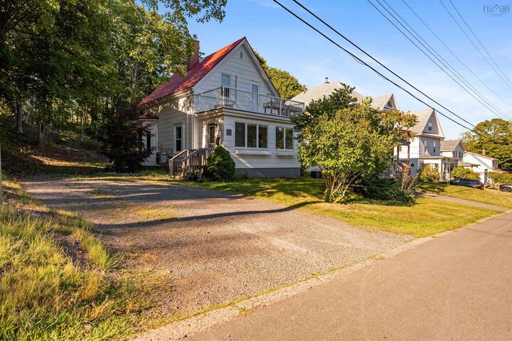 84 Elm Street  New Glasgow NS B2H 1X4 photo