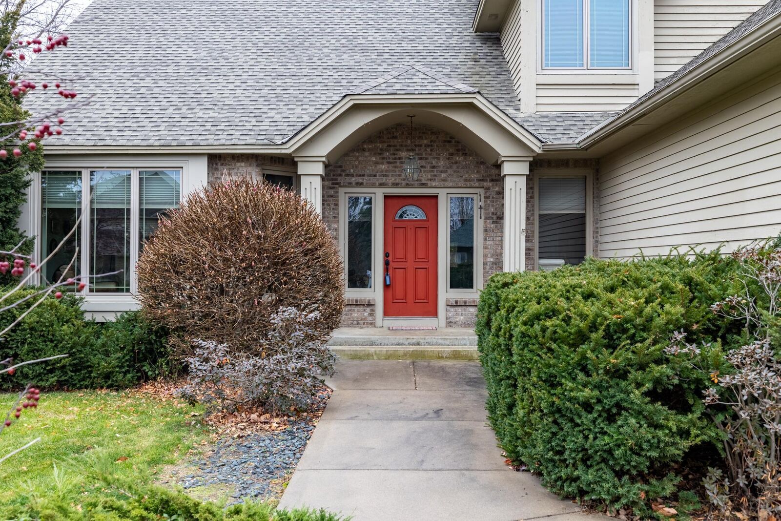 Property Photo:  1405 Mayflower Drive  MN 55057 