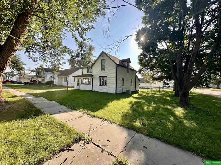 Property Photo:  517 6th Street  NE 68057 