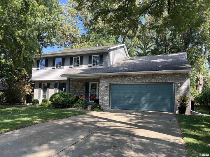 Property Photo: 1109 W Sleepy Hollow Court IL 61615