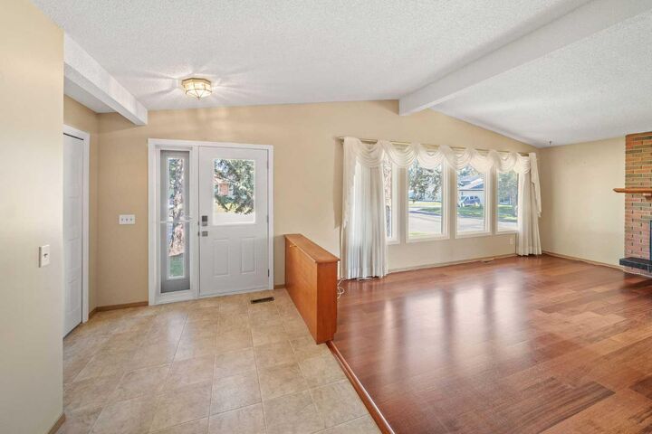 Property Photo:  691 Queen Charlotte Drive SE  AB T2J 4T5 
