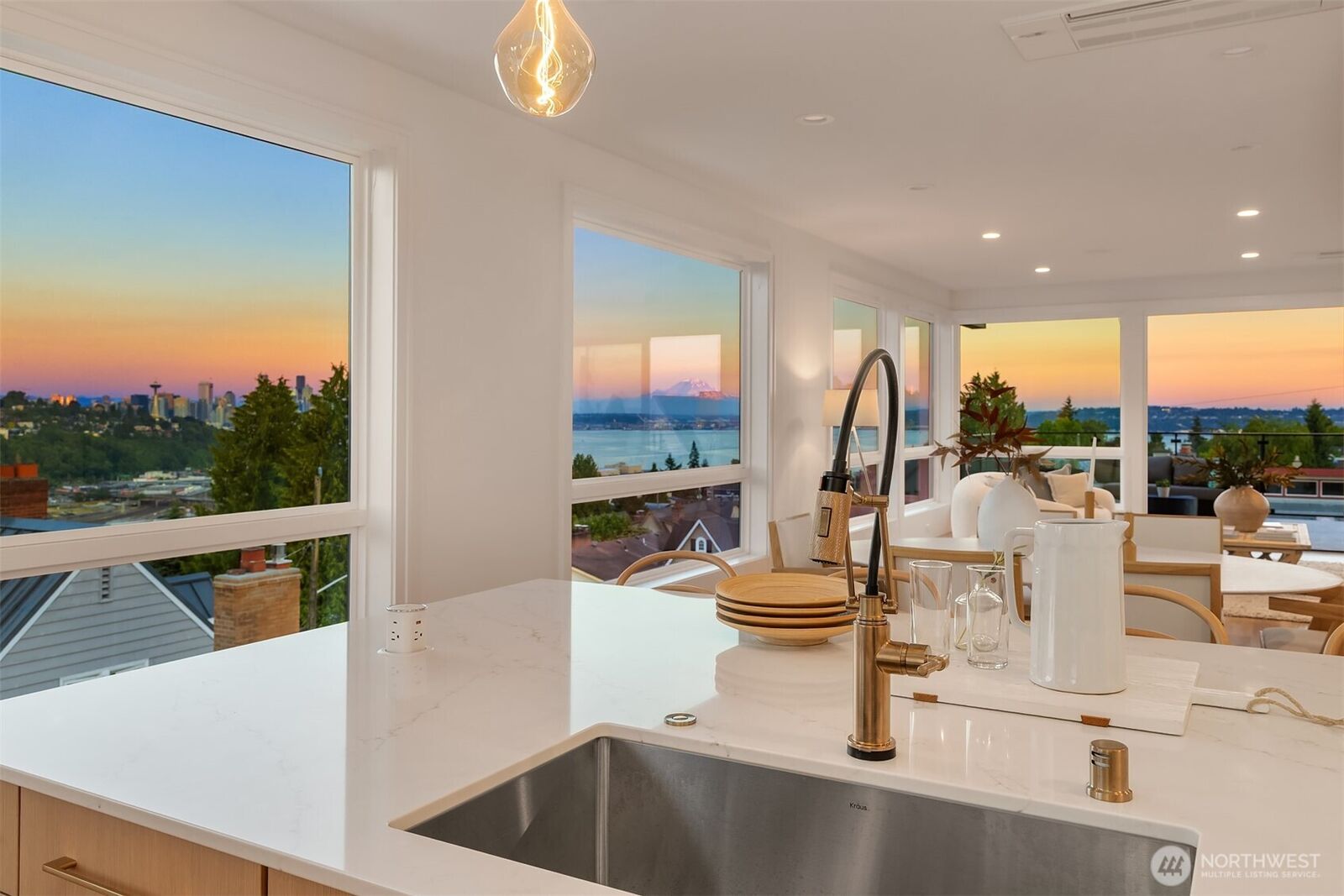 Property Photo:  2630 W Lynn Street  WA 98199 