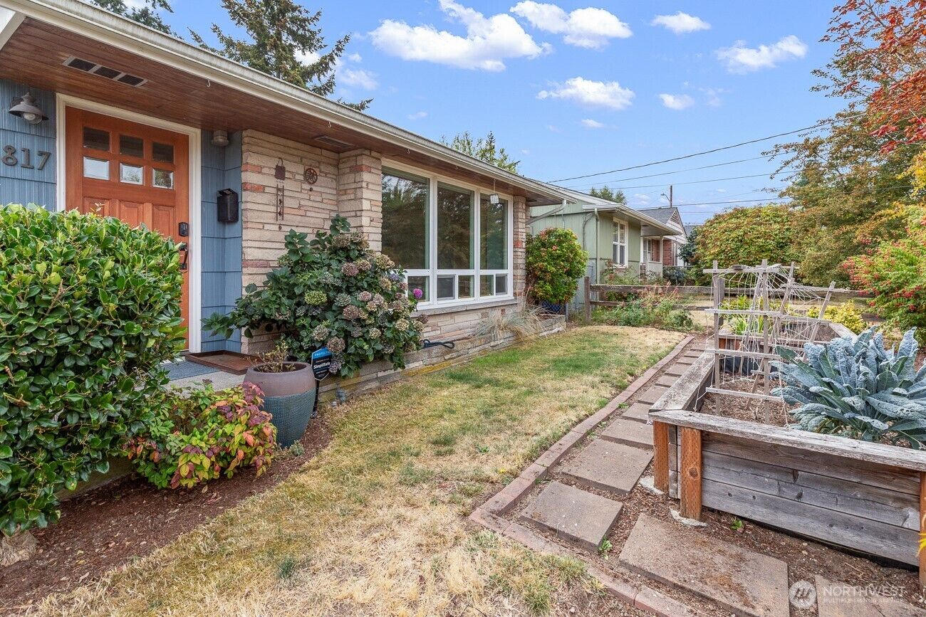 Property Photo:  3817 SW Kenyon Street  WA 98126 