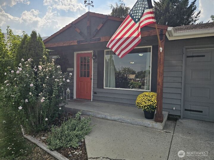 Property Photo:  708  Cherry Court  WA 98801 