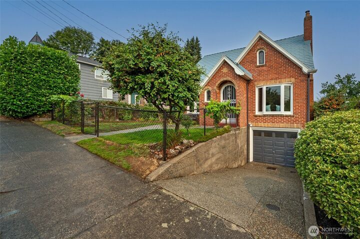 Property Photo:  334 NE 57th Street  WA 98105 