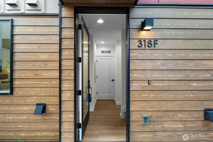 Property Photo: 318 F Bellevue Avenue E WA 98102