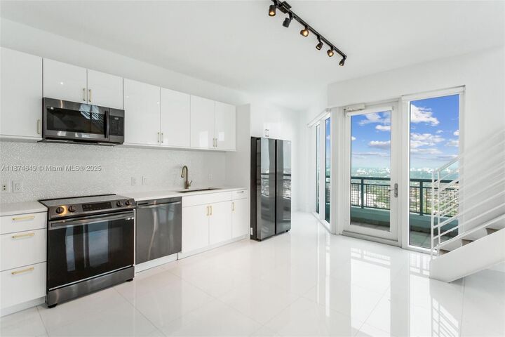 Property Photo: 60 SW 13th St 4413 FL 33130