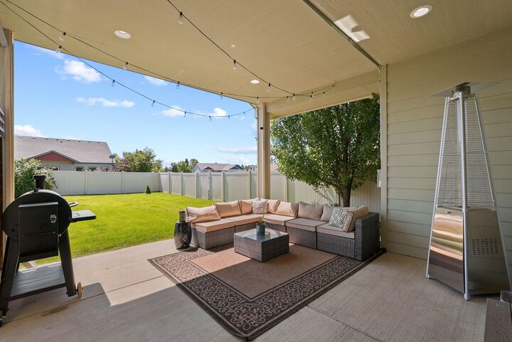 Property Photo:  1402 E Sawgrass Ln  WA 99006 