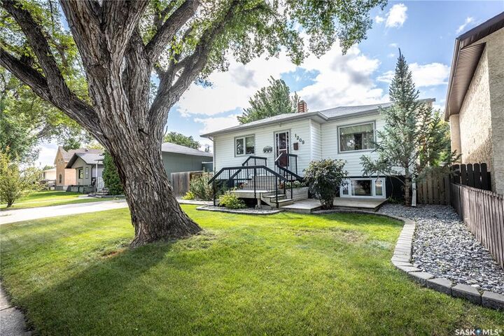 Property Photo: 1209 L Avenue S SK S7M 2J9