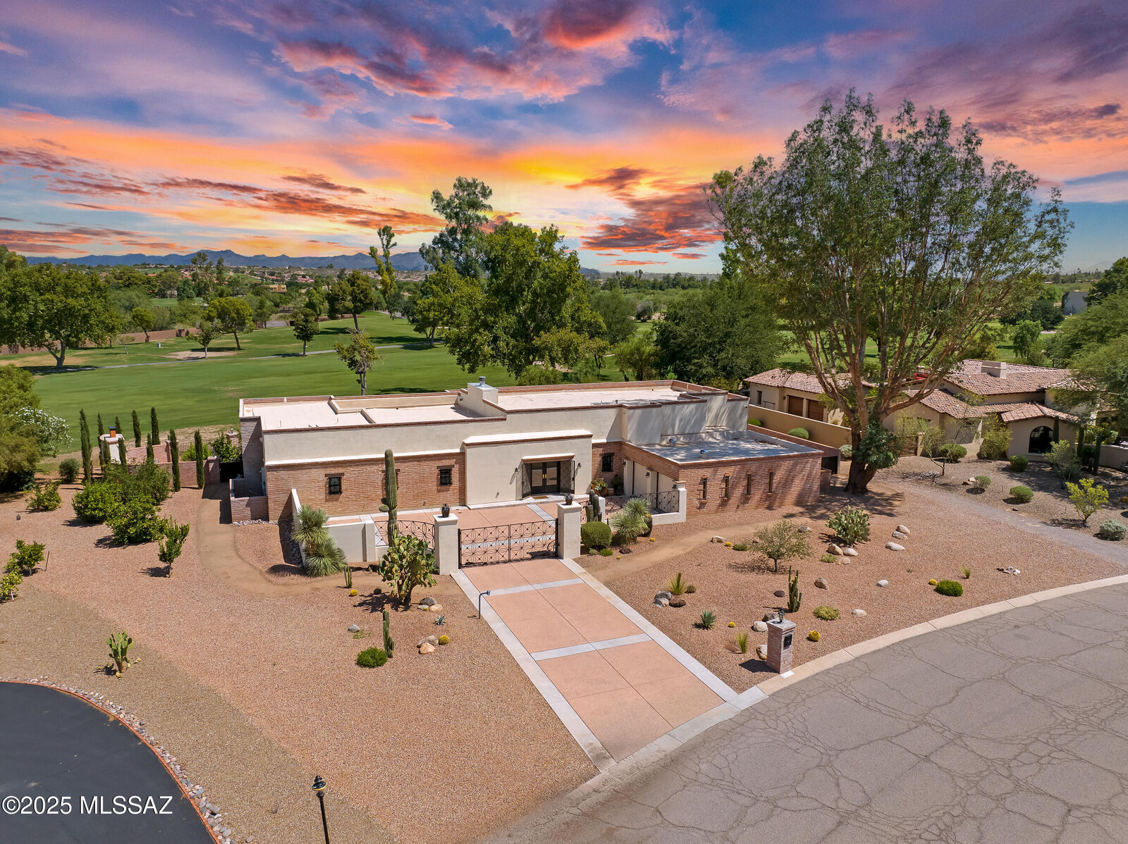 Property Photo:  8021 N Della Robia Place  AZ 85742 