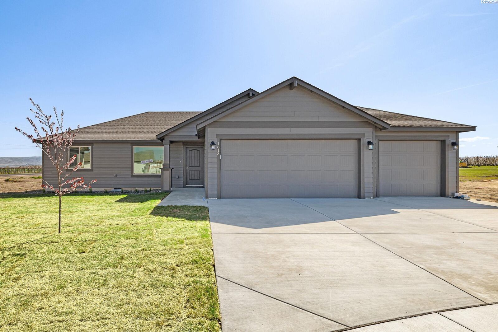 Property Photo: 1613 Diamond Ave WA 98930