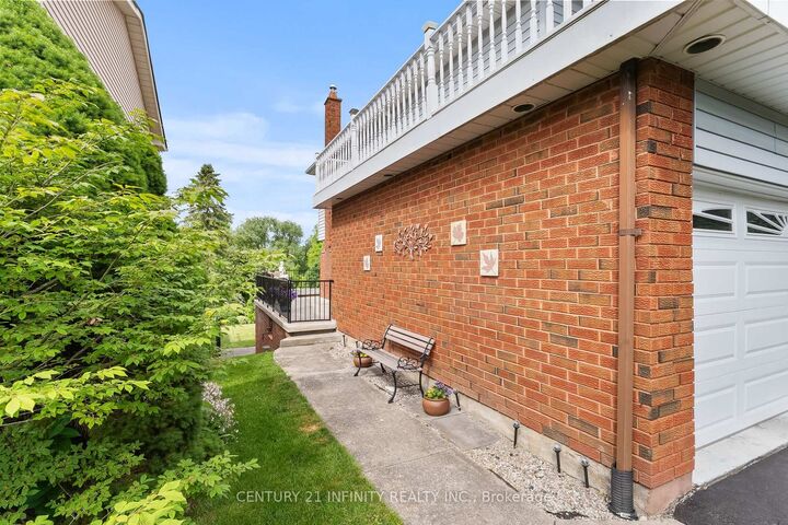 Photo de la propriété: 104 Frost Drive ON L1P 1C9