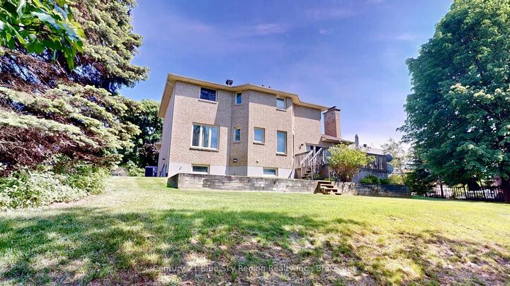 Photo de la propriété: 12 Vivyenne Court ON P1A 4J2