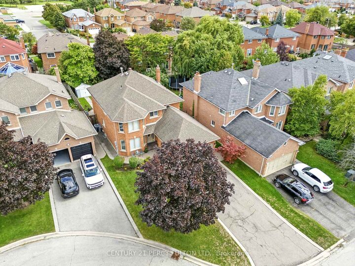 Property Photo: 1334 Beauty Bush Court ON L5V 1K4