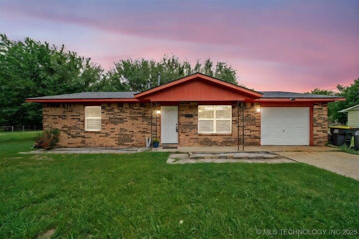 Property Photo:  723 N Division Street  OK 74429 