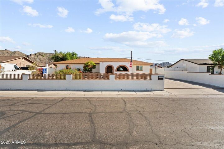 Property Photo:  129 E Monte Way  AZ 85042 