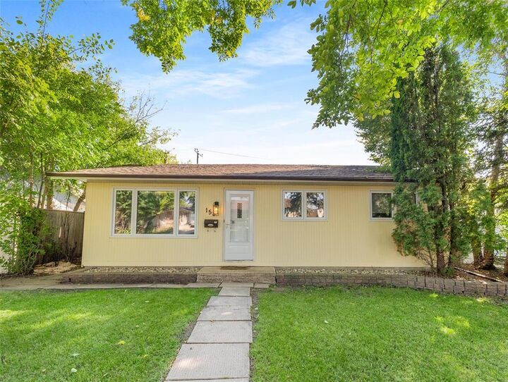 Property Photo:  158 Larche Avenue  MB R2C 1A4 