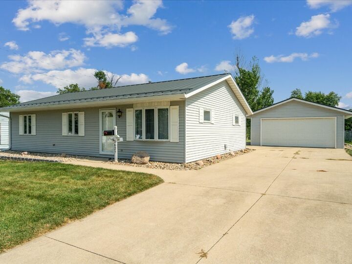 Property Photo:  5627 Colorado Dr SW  IA 52404 