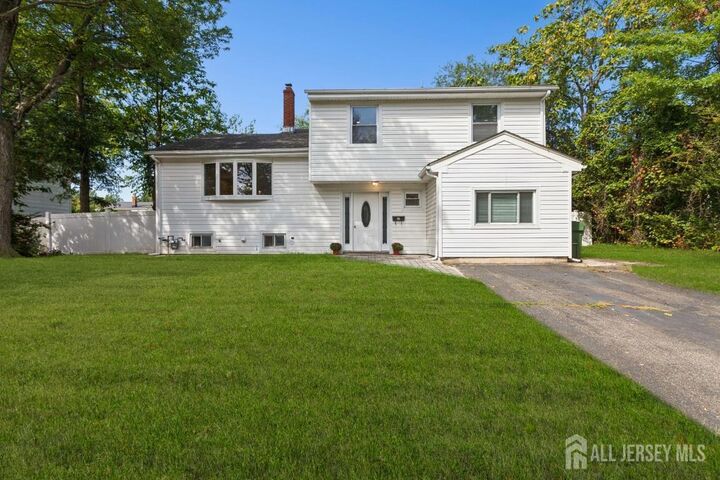 5 Waverly Drive E  Edison NJ 08817 photo