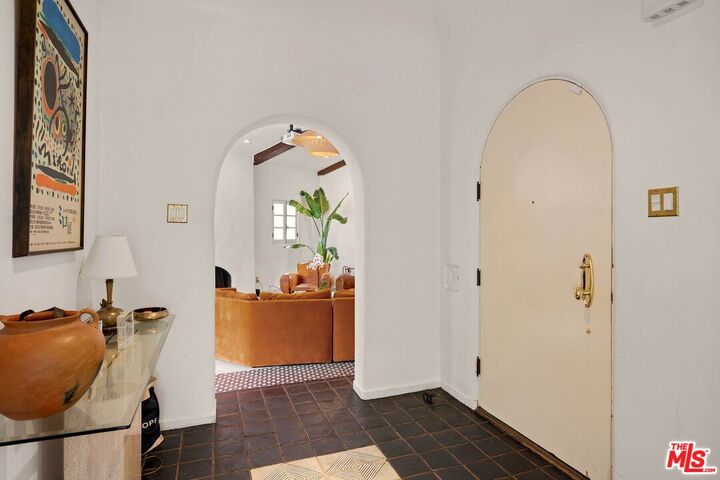 Property Photo:  902 S Highland Ave  CA 90036 