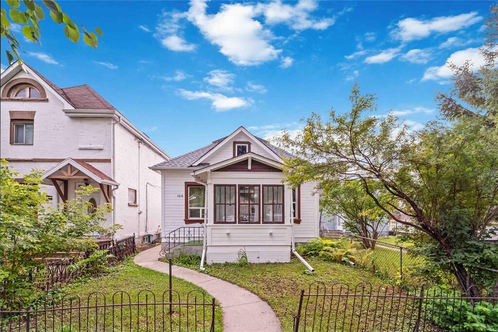Property Photo: 100 Inkster Boulevard MB R2W 0J4