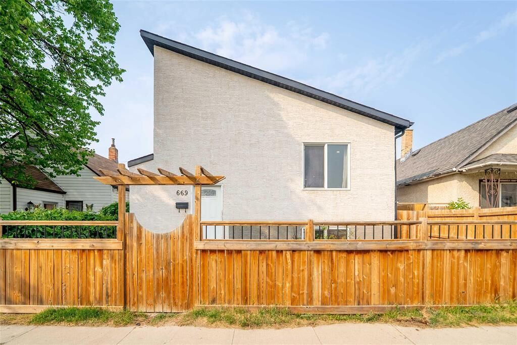 Property Photo:  669 Burrows Avenue  MB R2W 2A9 