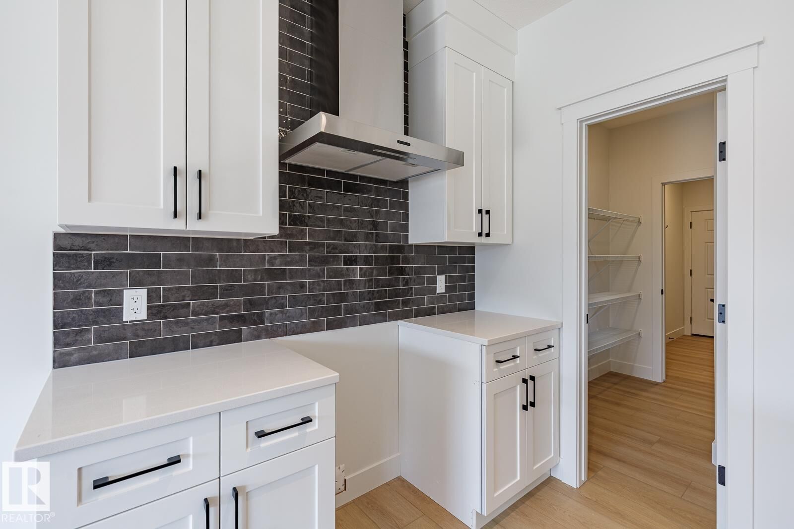 Photo de la propriété: 15679 18 Avenue SW AB T6W 5E1