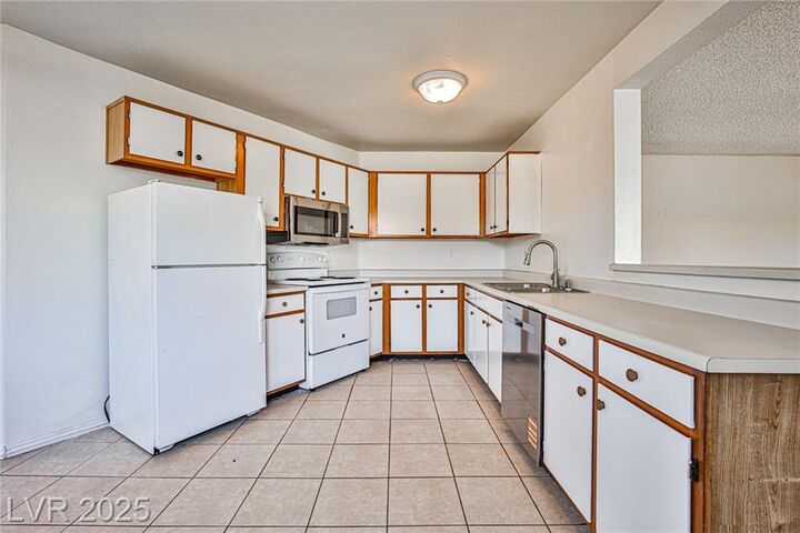 Property Photo: 5191 Pioneer Avenue 101 NV 89146