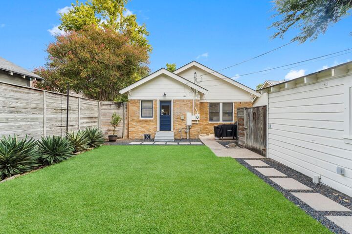 Property Photo: 928 W Temple Street TX 77009