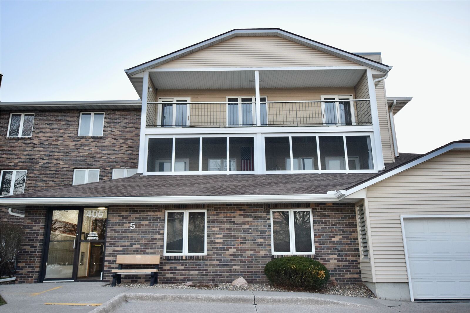 Property Photo: 405 SE Delaware Avenue 201 IA 50021