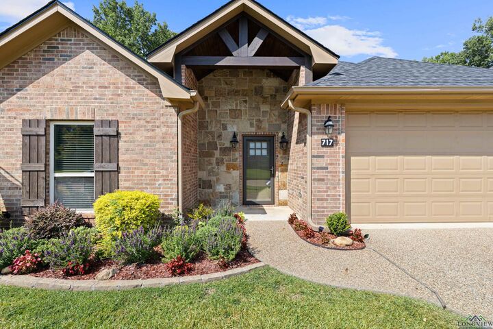 Property Photo:  717 Cove Place  TX 75604 
