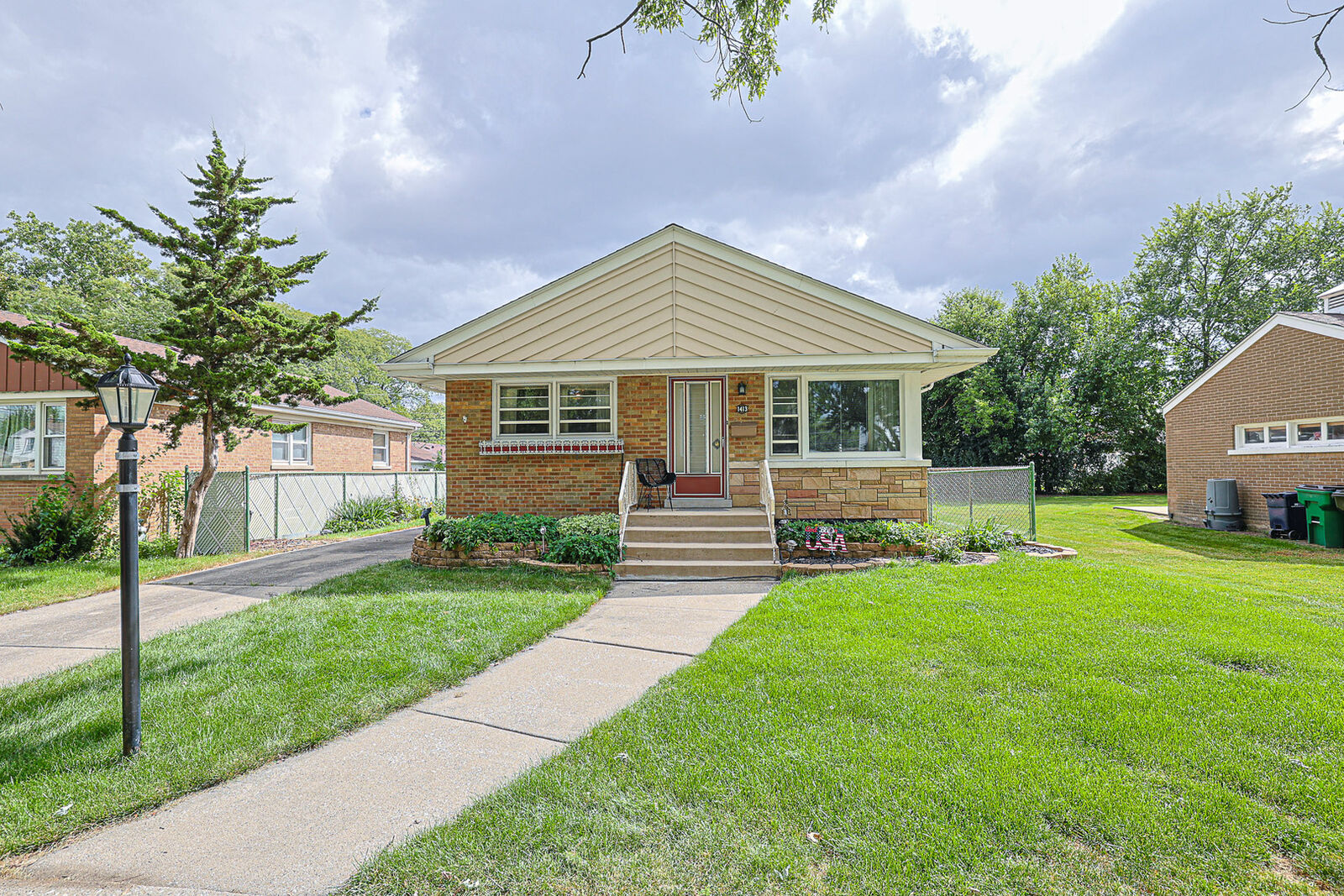 Property Photo: 1413 Highridge Parkway IL 60154