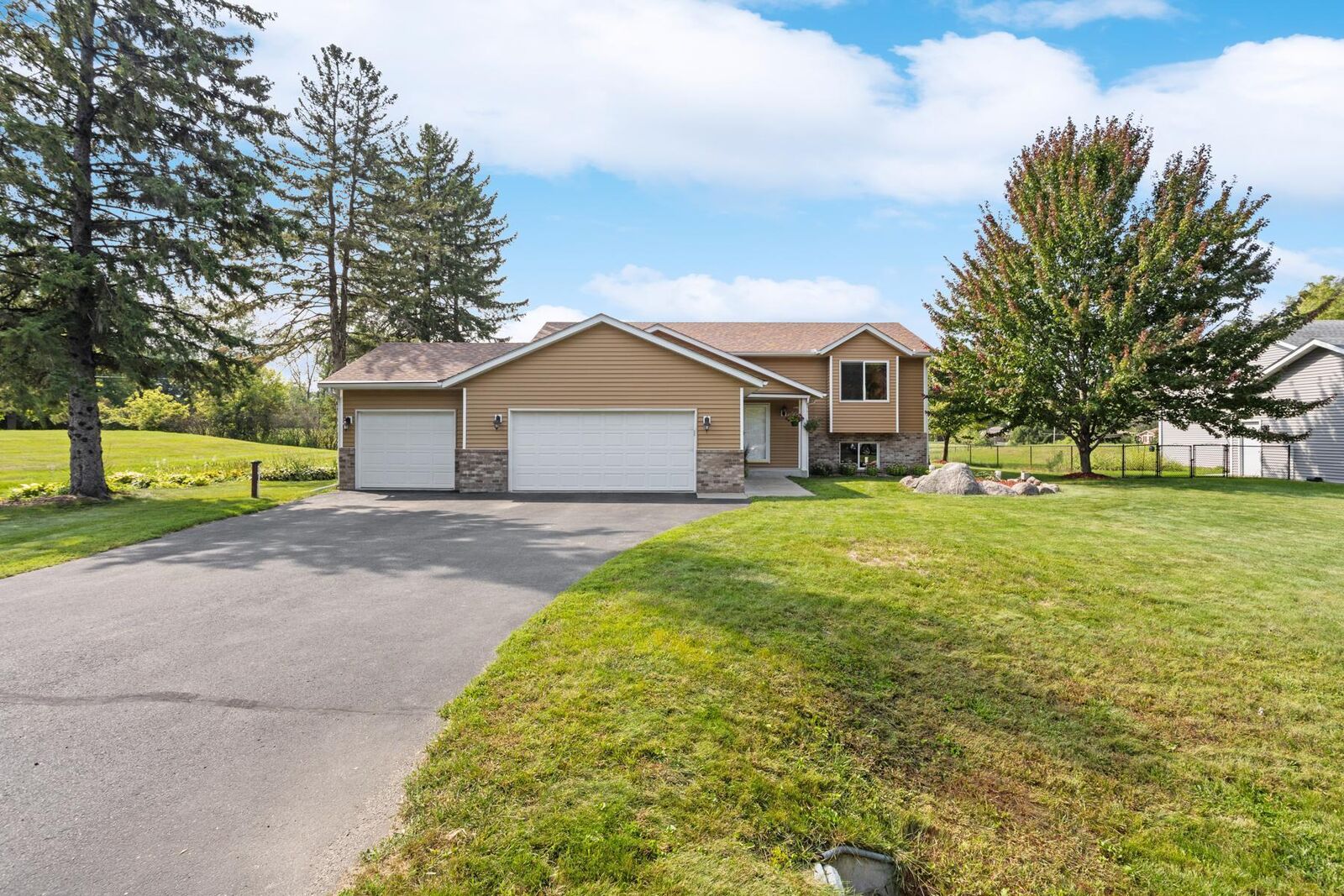 Property Photo: 16670 Whitewood Avenue MN 55372