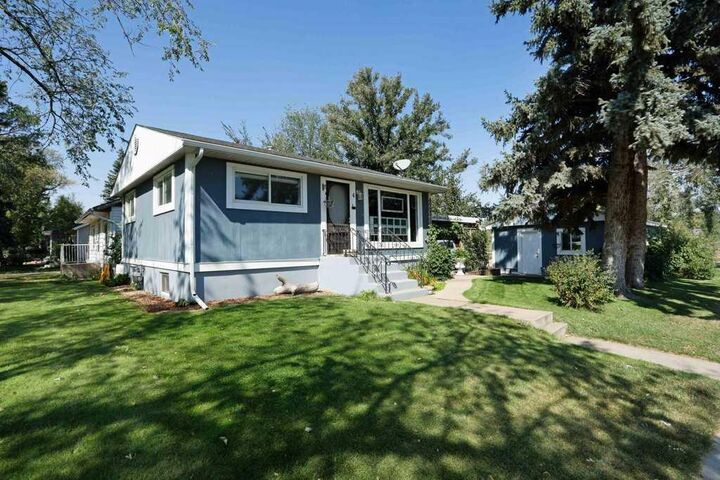 Property Photo:  4 Spruce Avenue W  AB T1R 1C5 