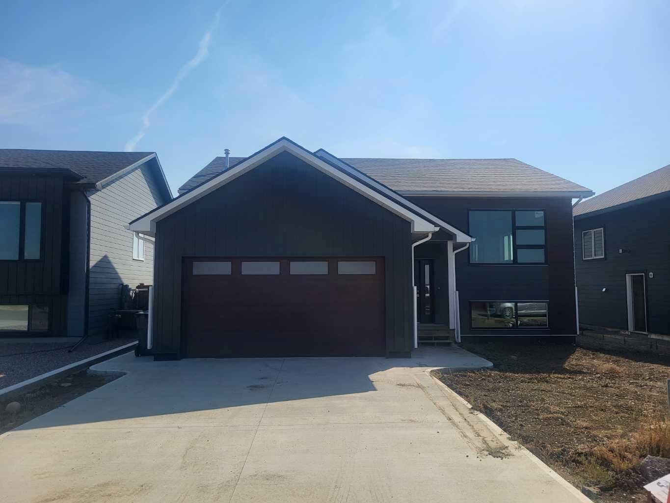 Property Photo:  323 9 Street N  AB T0K 1V0 