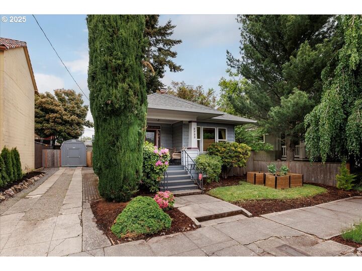Property Photo:  3723 SE Clay St  OR 97214 
