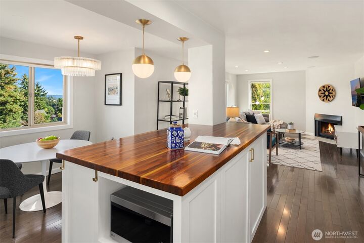 Property Photo: 6519 35th Avenue NE 201 WA 98115