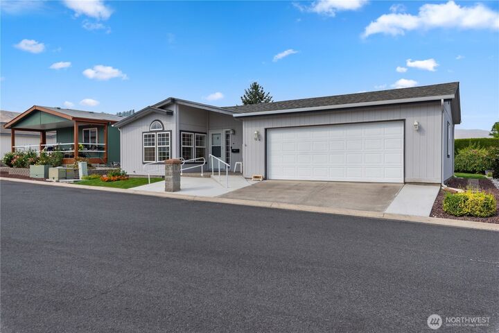 Property Photo:  1814  Heritage Drive  WA 98801 