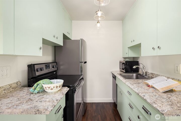 Property Photo: 8701 35th Avenue NE 9 WA 98115