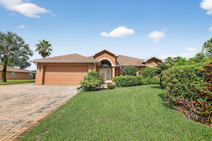 Property Photo:  152 SW Hawthorne Circle  FL 34953 